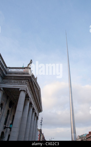 Das General Post Office gegenüber dem Spire of Dublin an der O' Connell Street. Stockfoto