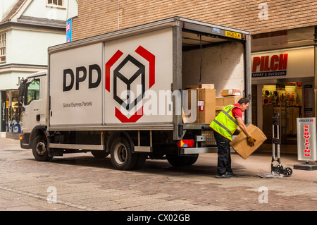 Ein Kurierdienst DPD van entladen Parzellen in Norwich, Norfolk, England, Großbritannien, Uk Stockfoto