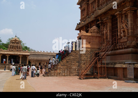 Big-Tempel von Thanjavur und Menschen Anhänger in Warteschlange, die große Shiva Schrein im Inneren zu sehen Stockfoto