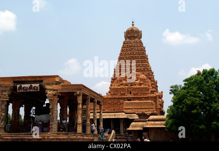 Tanjore Brihadeeswarar Tempels voll vorne und seitlich Ansicht. Big-Tempel in Thanjavur ist der Stein architektonische Meisterwerk von Indien Stockfoto
