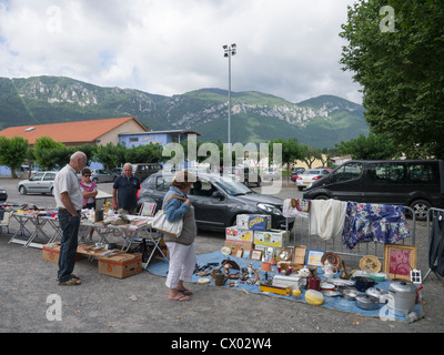 Eine Brocante oder Flohmarkt in Quillan, Aude, Frankreich mit den Pyrenäen im Hintergrund. Stockfoto