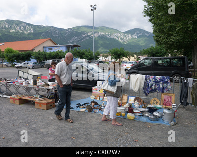 Eine Brocante oder Flohmarkt in Quillan, Aude, Frankreich mit den Pyrenäen im Hintergrund. Stockfoto