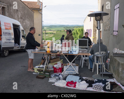 Menschen kaufen und verkaufen auf einem Flohmarkt, vide Grenier in die Hügel Dorf Routiers, Aude, Languedoc Frankreich Stockfoto