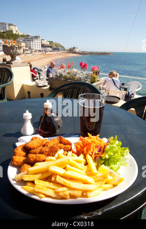 Scampi, Salat, Chips, Spyglass Inn, Pub, Meer, Strand, Ventnor, Isle Of Wight, England, UK, Stockfoto