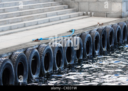 Reifen-Kissen in den Docks von Kopenhagen Stockfoto