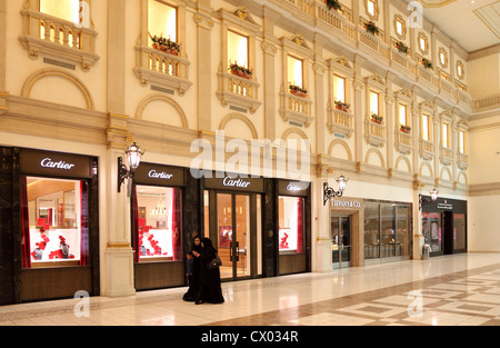 Arabische Frauen im Villagio Mall Shopping Center in Doha, Katar Stockfoto