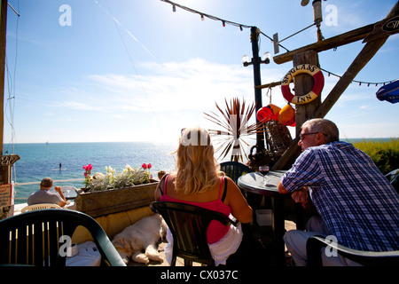 Paar mit Blick auf das Meer Spyglass Inn, Ventnor, Isle Of Wight, England, UK, Stockfoto