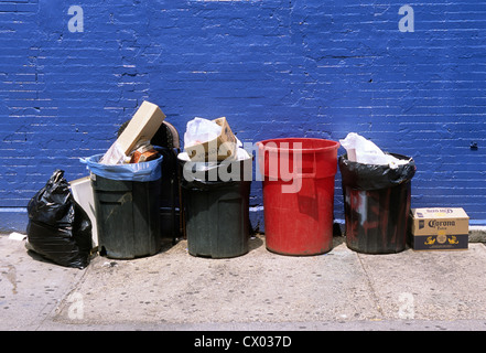 Mülltonnen auf der Straße. Mülltonnen standen auf der New York City Street zur Abholung bereit. Stockfoto