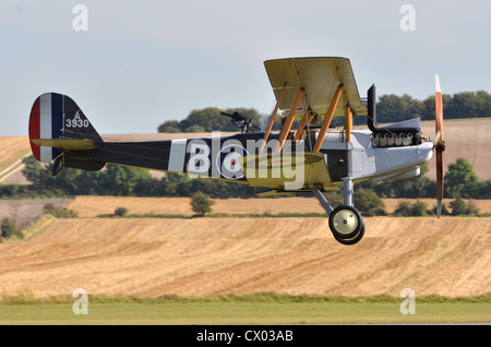 Royal Aircraft Factory R.E.8 WW1 Flugzeug in RFC-Markierungen Landung in Duxford Airshow. War die R. E.8 als artillerie Aufklärer und leichter Bomber verwendet. Stockfoto