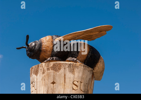 Eine geschnitzte hölzerne Hummel auf Minsmere RSPB Vogelreservat in Suffolk, England, Großbritannien, Vereinigtes Königreich Stockfoto