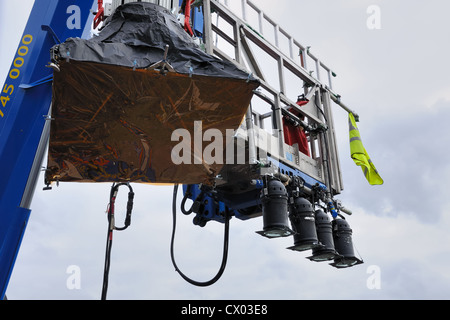 Ein hydraulischer Arm mit Beleuchtung für ein outdoor Film gesetzt in Glasgow, Schottland, Großbritannien. Stockfoto