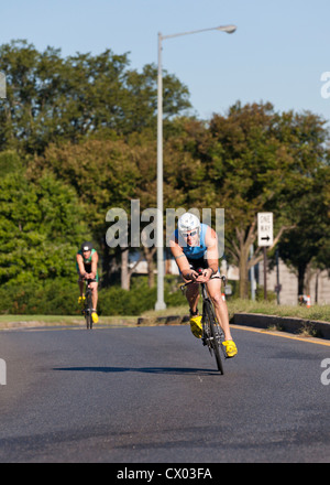 Radrennfahrer eine Ecke - USA Stockfoto