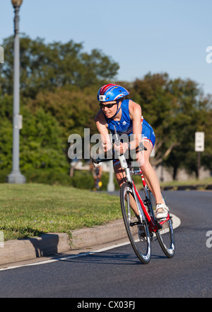 Radrennfahrer eine Ecke - USA Stockfoto