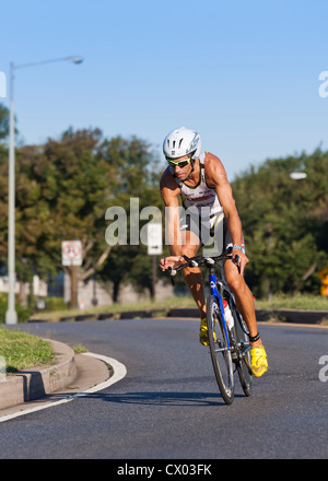 Radrennfahrer eine Ecke - USA Stockfoto