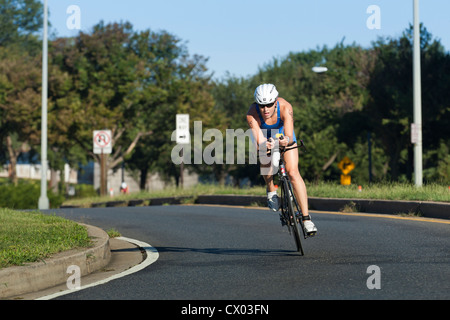 Radrennfahrer eine Ecke - USA Stockfoto