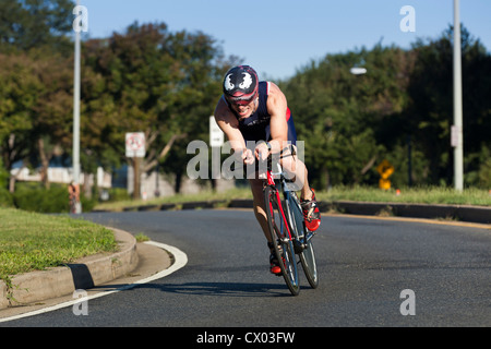 Radrennfahrer eine Ecke - USA Stockfoto