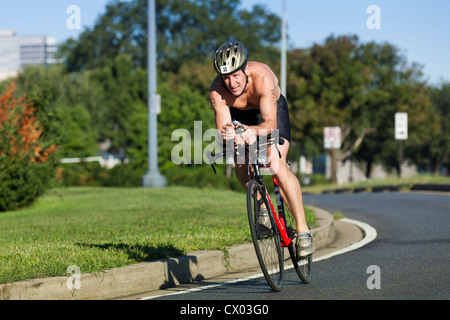 Radrennfahrer eine Ecke - USA Stockfoto