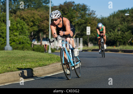 Radrennfahrer eine Ecke - USA Stockfoto