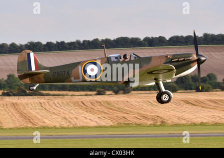 Supermarine Spitfire Mk.1 ein Flugzeug in RAF die Schlacht um England 1940 camouflage Landung in Duxford Airfield, Großbritannien Stockfoto