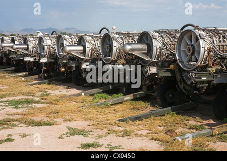 Überschüssige Düsentriebwerke der Lagerung bei der 309. Aerospace Maintenance and Regeneration Group in Davis-Monthan Air Force Base. Stockfoto