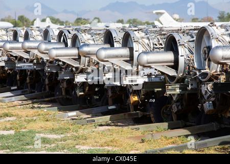 Überschüssige Düsentriebwerke der Lagerung bei der 309. Aerospace Maintenance and Regeneration Group in Davis-Monthan Air Force Base. Stockfoto