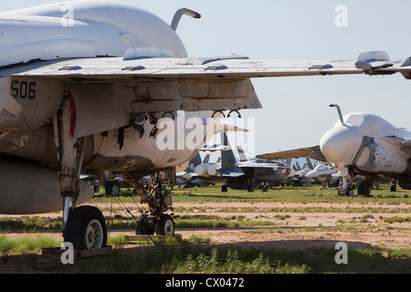 A-6 Eindringling Flugzeuge in der Lagerung bei der 309. Aerospace Maintenance and Regeneration Group in Davis-Monthan Air Force Base. Stockfoto