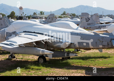 A-6 Eindringling Flugzeuge in der Lagerung bei der 309. Aerospace Maintenance and Regeneration Group in Davis-Monthan Air Force Base. Stockfoto