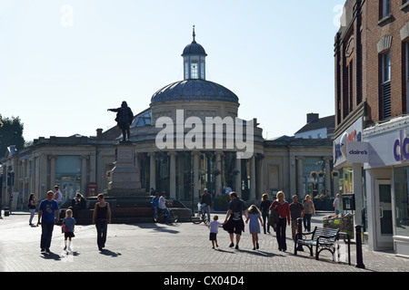 Mais-Austausch und die Statue von Admiral Robert Blake, Vorderstraße, Bridgwater, Somerset, England, Vereinigtes Königreich Stockfoto