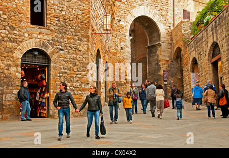 Typische Straßenszene in ummauerten Stadt San Gimignano, Siena, Toskana, Italien Stockfoto