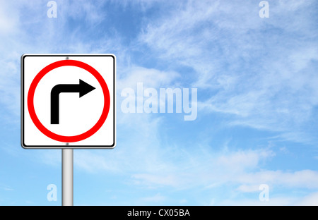 Verkehrszeichen zeigen die Wendung rechts über blauen Himmel leer für text Stockfoto