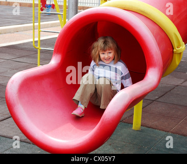 Mädchen 5 Jahre alt, spielen auf dem Spielplatz Stockfoto