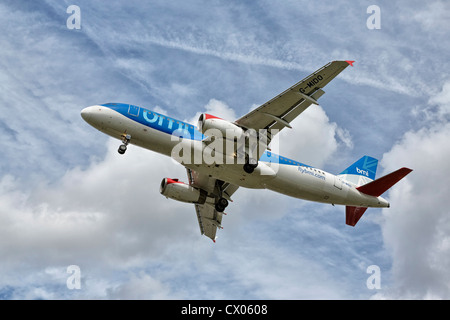 Ein Airbus A320 von BMI British Midland im Endanflug Stockfoto