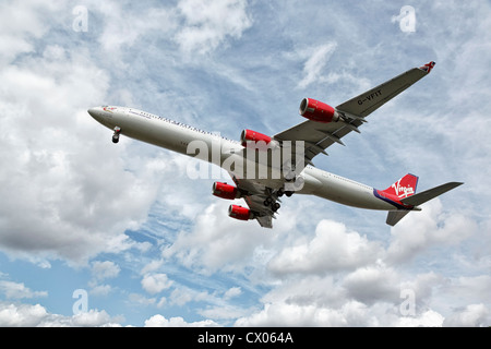 Ein Airbus A340 der Virgin Atlantic Airlines im Endanflug Stockfoto