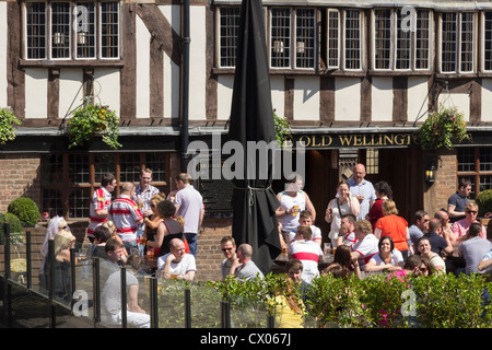 Kunden in den Biergärten des 16. Jahrhundert alte Wellington Pub, einem heillosen Durcheinander Square, Manchester. Stockfoto