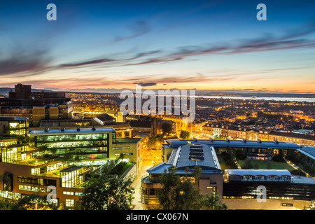 Sonnenuntergang über der Edinburgh im Sommer Stockfoto