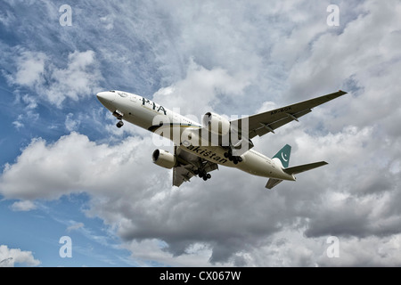 Eine Boeing 777 der PIA - Pakistan International Airways im Endanflug Stockfoto