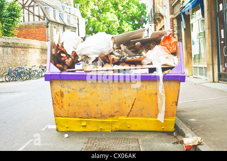 Eine Verschwendung zu überspringen, in der Innenstadt voller Wurf Stockfoto