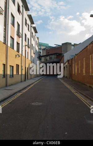leere Straße neben einem Wohnblock, UK Stockfoto