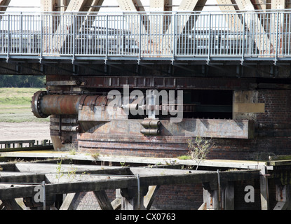 Der Mechanismus der Hawarden Eisenbahn-Drehbrücke über den Fluss Dee in der Nähe von Shotton Flintshire, Nord-Wales, UK Stockfoto