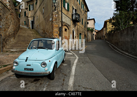 Alten Licht blau Fiat 500 in Straße, Guardistallo Toskana Italien geparkt Stockfoto