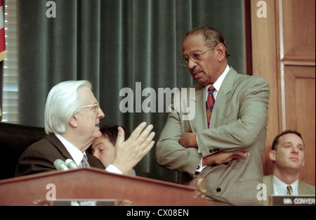 Vorsitzender Rep Henry Hyde spricht mit Rang Minderheit Mitglied Rep John Conyers im House Judiciary Committee Hearings zur ob Amtsenthebungsverfahren gegen Präsident Bill Clinton 5. Oktober 1998 in Washington, DC beginnen soll. Dies ist erst das dritte Mal in der Geschichte der USA, das Amtsenthebungsverfahren gegen Präsident House Committee gebracht wurden. Stockfoto