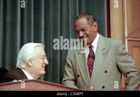 Vorsitzender Rep Henry Hyde spricht mit Rang Minderheit Mitglied Rep John Conyers im House Judiciary Committee Hearings zur ob Amtsenthebungsverfahren gegen Präsident Bill Clinton 5. Oktober 1998 in Washington, DC beginnen soll. Dies ist erst das dritte Mal in der Geschichte der USA, das Amtsenthebungsverfahren gegen Präsident House Committee gebracht wurden. Stockfoto