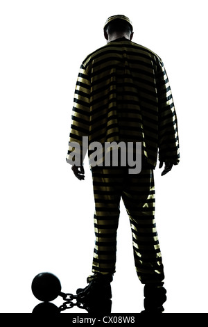 ein kaukasischer Mann Gefangene Verbrecher mit Kette Kugel im Studio isoliert auf weißem Hintergrund Stockfoto