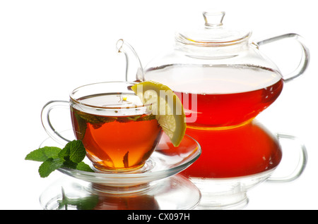 Tee wird in Glas Teetasse gegossen Stockfoto