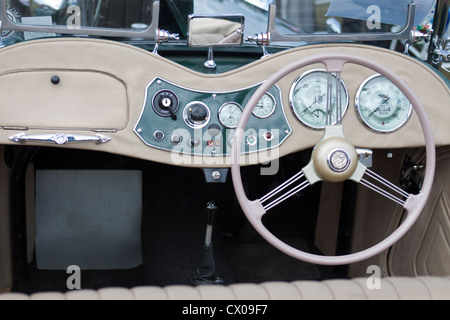 Cockpit, Lenkrad und Armaturenbrett des MG TD Stockfoto