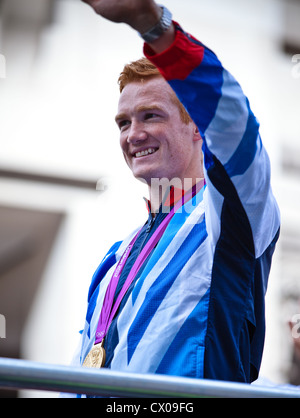 Greg Rutherford, Weitspringer, Goldmedaillengewinner, sichtlich genießt seinen Erfolg in London 2012 während unserer größten Team-parade Stockfoto