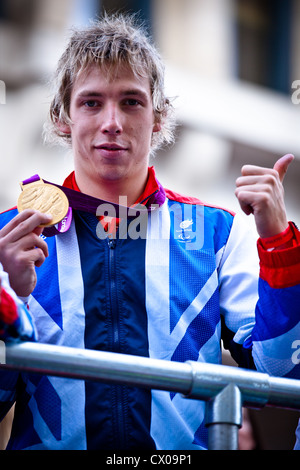 Jonathan Fox, Schwimmer, Goldmedaillengewinner bei den Paralympics London 2012, winkt der Menschenmenge & Medaille an unsere größte Team Parade zeigen Stockfoto