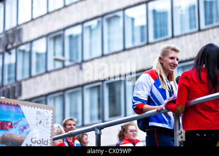 Rebecca Adlington, Schwimmer, Olympiasieger von Peking & Bronzemedaille von London 2012, an unser tolles Team Parade interviewt Stockfoto