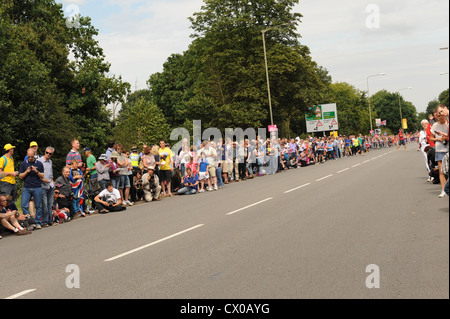 Menschenmengen säumen die Straßen in Surrey, fangen einen Blick auf die Radsport Zeitfahren bei den Olympischen Spielen London 2012 Stockfoto