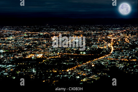 Lichter der Stadt in Zeit Nachtszene mit Blue Moon in Chiang Mai thailand Stockfoto